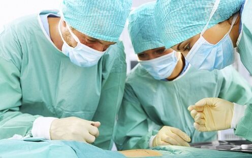 Chirurgen droen Plastesch Chirurgie fir d'Längt an d'Décke vum Penis ze erhéijen