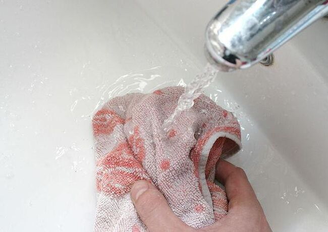 Waarm Handtuch fir e Penis virun der Massage ze hëtzen